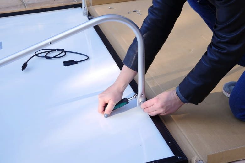 Diese Halterung nutzen viele Anbieter günstiger Balkonkraftwerk Sets Diese Halterung nutzen viele Anbieter günstiger Balkonkraftwerk Sets