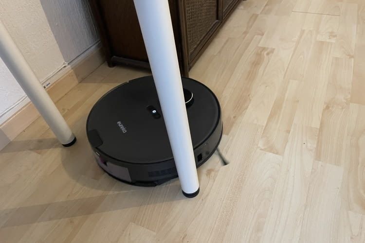Im Test hat der Saugroboter von Eureka einige Ecken wie diese übersehen Im Test hat der Saugroboter von Eureka einige Ecken wie diese übersehen