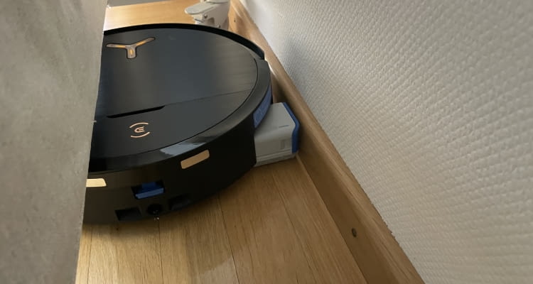 DEEBOT X9 PRO OMNI fährt den Mopp zur Kantenreinigung aus DEEBOT X9 PRO OMNI fährt den Mopp zur Kantenreinigung aus