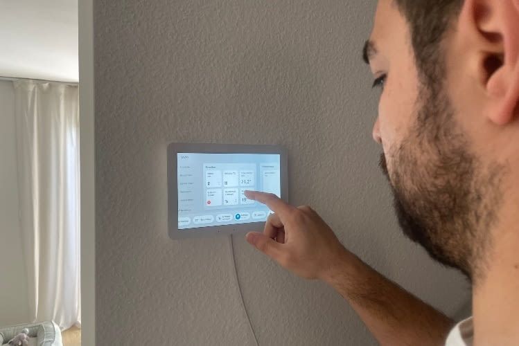 Der Echo Hub erkennt automatisch Nutzer die sich ihm nähern und schaltet sich ein Der Echo Hub erkennt automatisch Nutzer die sich ihm nähern und schaltet sich ein