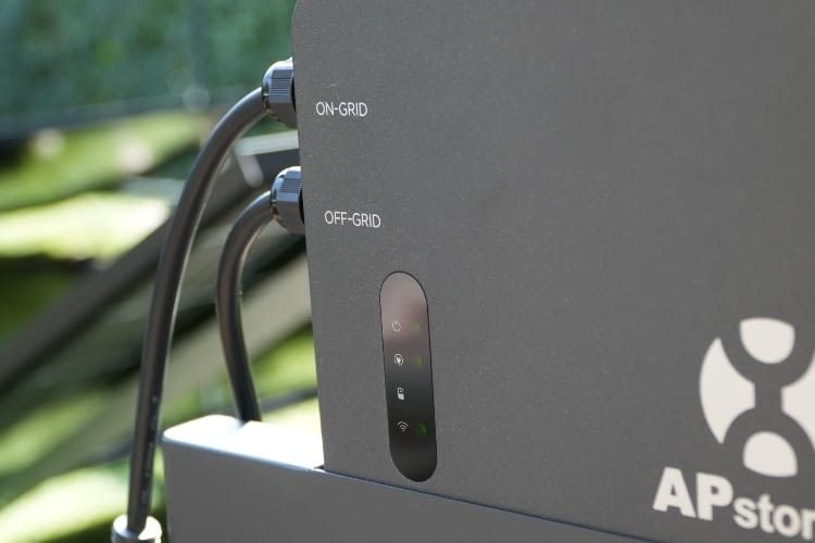 Bis zu 1.200 Watt können über den Off-Grid Anschluss bereit gestellt werden, während gleichzeitig ins Haus eingespeist wird Bis zu 1.200 Watt können über den Off-Grid Anschluss bereit gestellt werden, während gleichzeitig ins Haus eingespeist wird