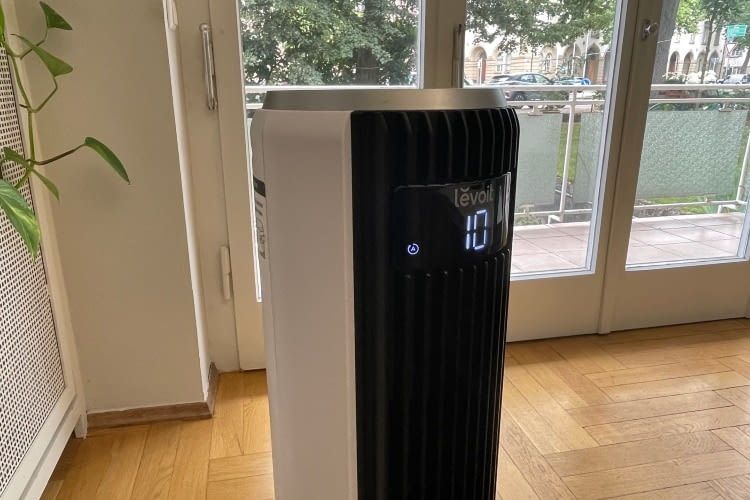 Auf dem Display werden Geschwindigkeit, Modus und die Temperatur angezeigt Auf dem Display werden Geschwindigkeit, Modus und die Temperatur angezeigt