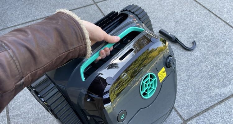 Griff und Haken dienen dazu, den Wybot S2 nach der Reinigung aus dem Wasser zu holen Griff und Haken dienen dazu, den Wybot S2 nach der Reinigung aus dem Wasser zu holen