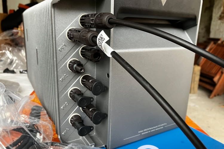 Die Solarbank Anschlüsse für PV-Module sind gut beschriftet Die Solarbank Anschlüsse für PV-Module sind gut beschriftet