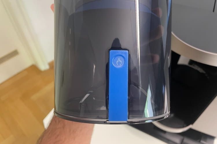 Der Staubbehälter der Station lässt sich ganz leicht per Knopfdruck öffnen Der Staubbehälter der Station lässt sich ganz leicht per Knopfdruck öffnen