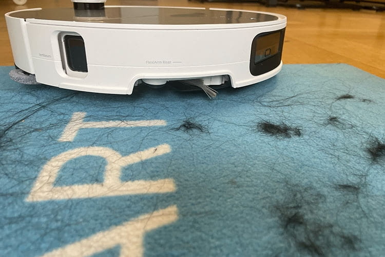Der Roborock Saros 10 zieht Mopp und Seitenbürste auf Teppichen ein Der Roborock Saros 10 zieht Mopp und Seitenbürste auf Teppichen ein