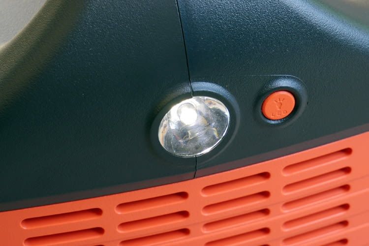 Ein integriertes LED-Licht hilft nachts bei der Orientierung Ein integriertes LED-Licht hilft nachts bei der Orientierung