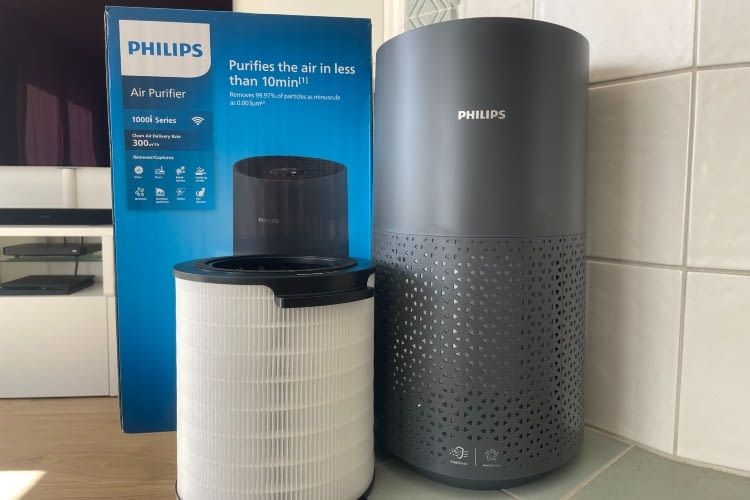 Der Philips 1000i ist aus Plastik gefertigt. Im Lieferumfang ist nur das Nötigste enthalten Der Philips 1000i ist aus Plastik gefertigt. Im Lieferumfang ist nur das Nötigste enthalten