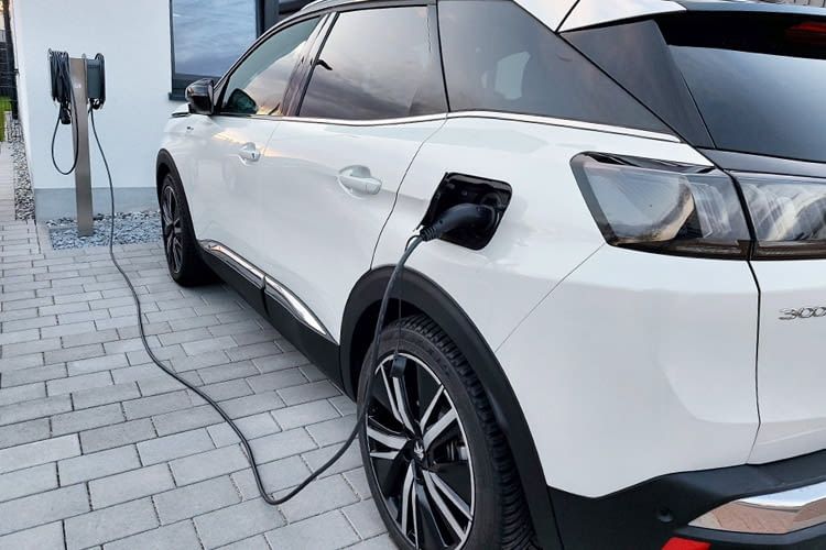 Wer sein E-Auto zuhause lädt, profitiert von einem flexiblen Tarif besonders Wer sein E-Auto zuhause lädt, profitiert von einem flexiblen Tarif besonders