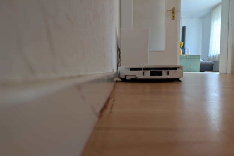 Die Reinigung von Kanten und Ecken ist eine der großen Stärken des MOVA S70 Roller. Die Reinigung von Kanten und Ecken ist eine der großen Stärken des MOVA S70 Roller.