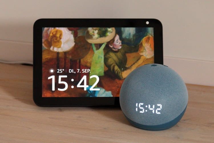 Hier ist links ein Echo Show Display und rechts ein Echo Lautsprecher zu sehen Hier ist links ein Echo Show Display und rechts ein Echo Lautsprecher zu sehen