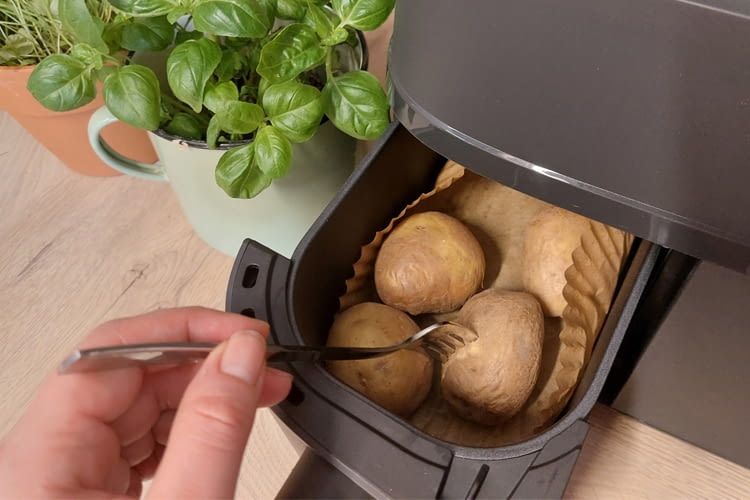 Kartoffeln aus dem Airfryer lassen sich meist besonders leicht schälen Kartoffeln aus dem Airfryer lassen sich meist besonders leicht schälen