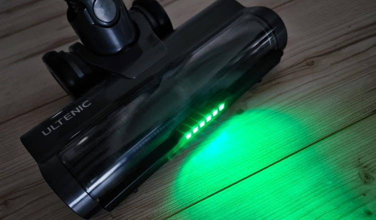 Dank grünen Scheinwerfern lässt sich Schmutz besonders gut erkennen Dank grünen Scheinwerfern lässt sich Schmutz besonders gut erkennen