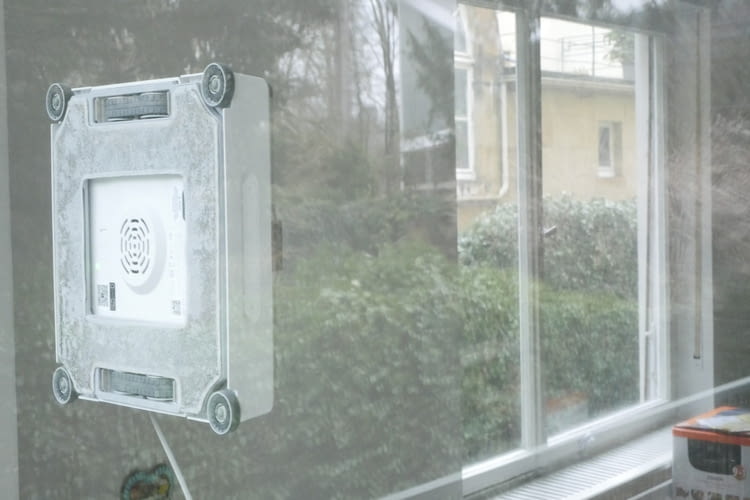 Durch das starke Vakuum haftet der Dreame C1 hervorragend an glatten Oberflächen, ist aber etwas lauter als der Hersteller angibt. Durch das starke Vakuum haftet der Dreame C1 hervorragend an glatten Oberflächen, ist aber etwas lauter als der Hersteller angibt.