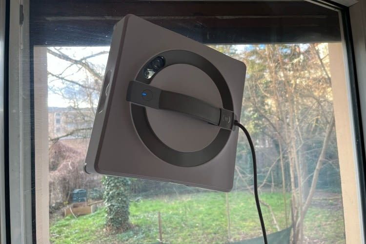 Der WINBOT W2 Omni hat ein klassisches viereckiges Design Der WINBOT W2 Omni hat ein klassisches viereckiges Design