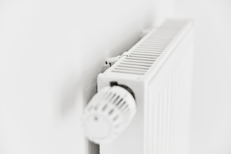 Ein Plattenheizkörper ist ein gängiger Heizkörper in vielen Wohnungen Ein Plattenheizkörper ist ein gängiger Heizkörper in vielen Wohnungen