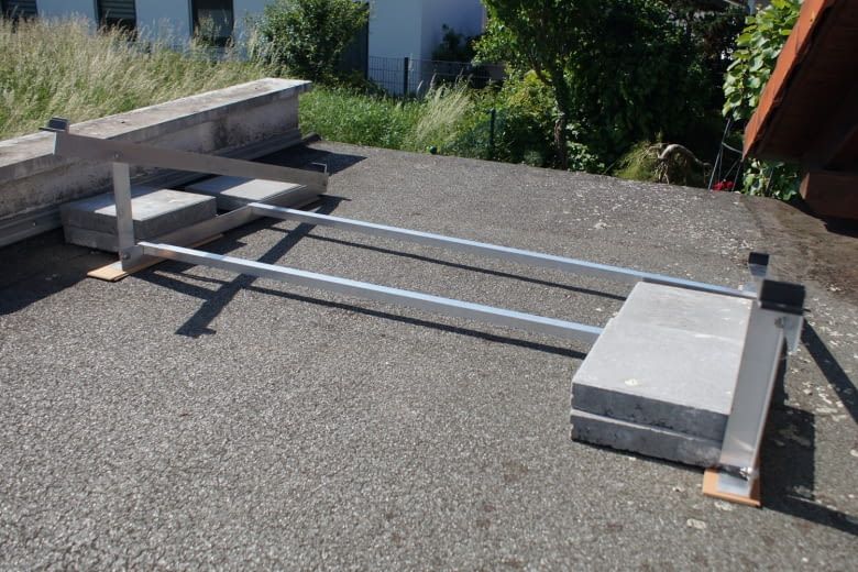 Bei diesem Test haben wir zur Ballastierung Gehwegplatten genutzt Bei diesem Test haben wir zur Ballastierung Gehwegplatten genutzt