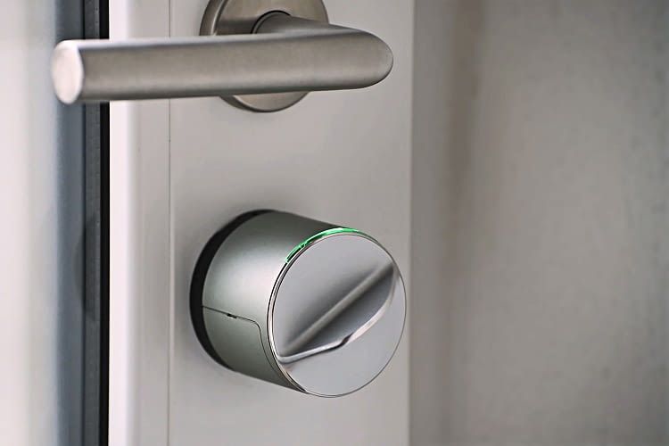 Der Danalock Smartlock V3 Schließmechanismus funktioniert mit Batterien Der Danalock Smartlock V3 Schließmechanismus funktioniert mit Batterien