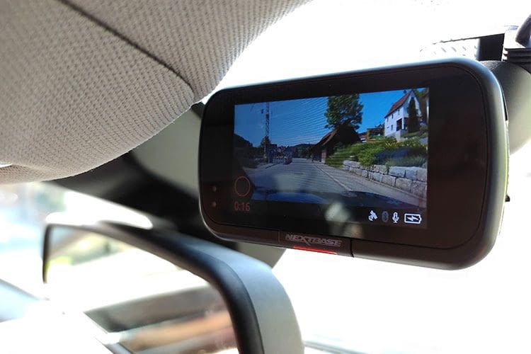 Dashcams sind speziell für den Einsatz im Straßenverkehr entwickelt und sollten nicht durch Actioncams ersetzt werden Dashcams sind speziell für den Einsatz im Straßenverkehr entwickelt und sollten nicht durch Actioncams ersetzt werden