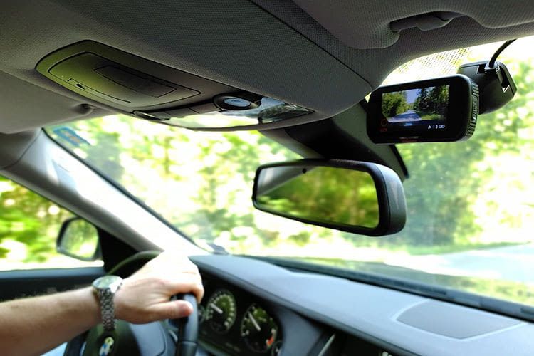 Bei wechselnden Lichtverhältnissen sieht die Dashcam häufig mehr als der Fahrer Bei wechselnden Lichtverhältnissen sieht die Dashcam häufig mehr als der Fahrer