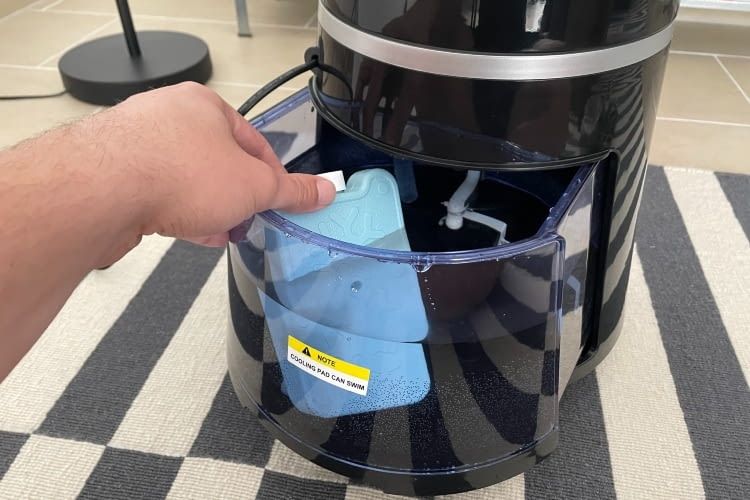 Für die maximale Kühlung werden die mitgelieferten Eispacks in den Wasserbehälter gelegt Für die maximale Kühlung werden die mitgelieferten Eispacks in den Wasserbehälter gelegt