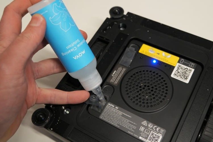 Vor dem Start werden beide Fächer mit dem Reinigungsmittel befüllt. Vor dem Start werden beide Fächer mit dem Reinigungsmittel befüllt.