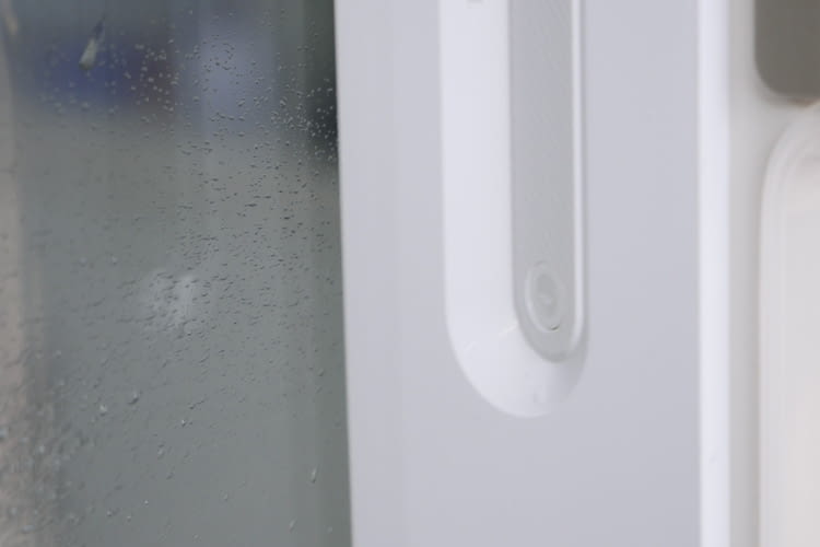 Über die Sprühdüsen wird das Reinigungsmittel intervallmäßig und recht sparsam aufgetragen. Über die Sprühdüsen wird das Reinigungsmittel intervallmäßig und recht sparsam aufgetragen.