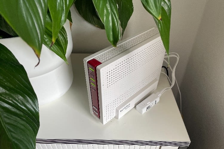 Die kleine Bridge wird per LAN und USB Kabel an den WLAN Router angeschlossen. Die kleine Bridge wird per LAN und USB Kabel an den WLAN Router angeschlossen.