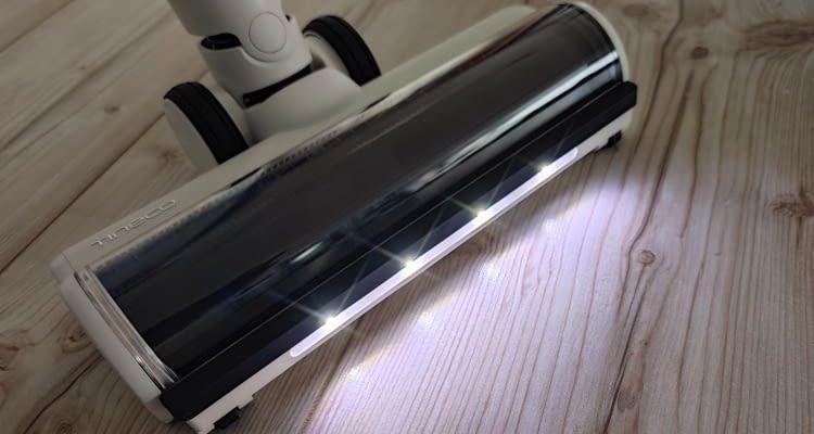 Beim Saugen unterstützt die Bodendüse mit hellem LED-Scheinwerfer Beim Saugen unterstützt die Bodendüse mit hellem LED-Scheinwerfer