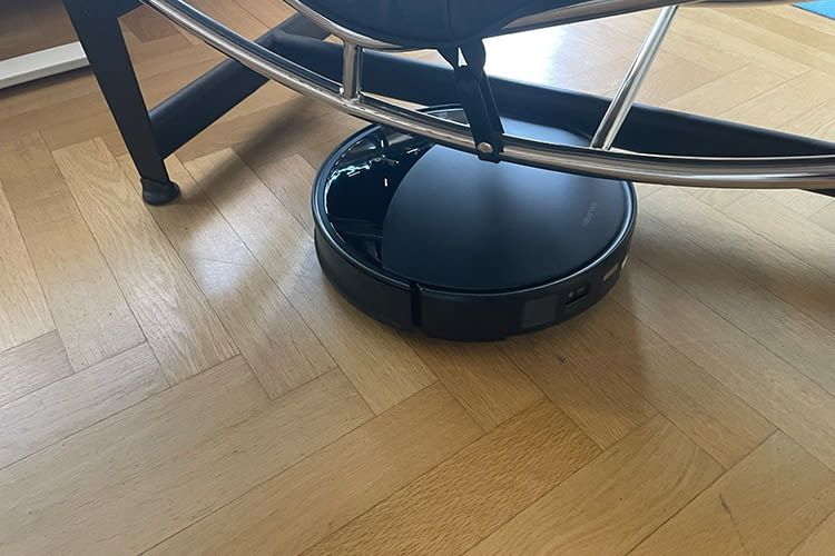 Roborock Saros 10R bewegt sich besonders gut durch enge Wohnräume