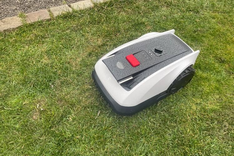 Mitt ausgeschaltetem Regensensor dreht der GOAT O800 RTK auch bei Nieselregen seine Bahnen Mitt ausgeschaltetem Regensensor dreht der GOAT O800 RTK auch bei Nieselregen seine Bahnen