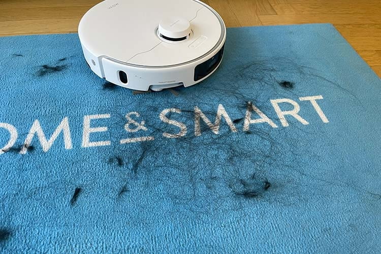 Zu den Härtetests die auch die Saugroboter für hohe Türschwellen hinter sich bringen gehört auch ein Haar-Test Zu den Härtetests die auch die Saugroboter für hohe Türschwellen hinter sich bringen gehört auch ein Haar-Test