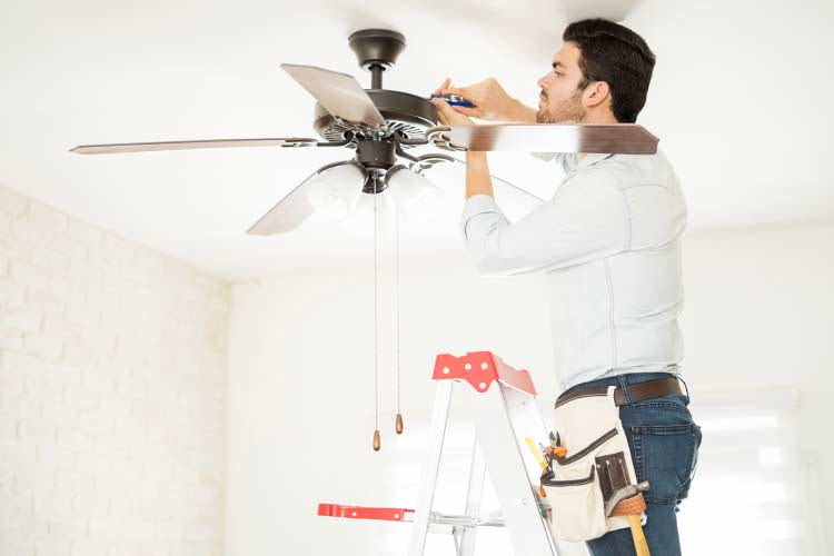 Wer einen Deckenventilator installiert, sollte sich mit elektrischen Leitungen auskennen Wer einen Deckenventilator installiert, sollte sich mit elektrischen Leitungen auskennen