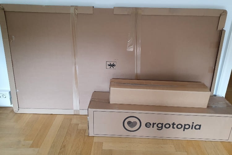 Die Tischplatte des Desktopia Pro kommt besonders gut geschützt an Die Tischplatte des Desktopia Pro kommt besonders gut geschützt an