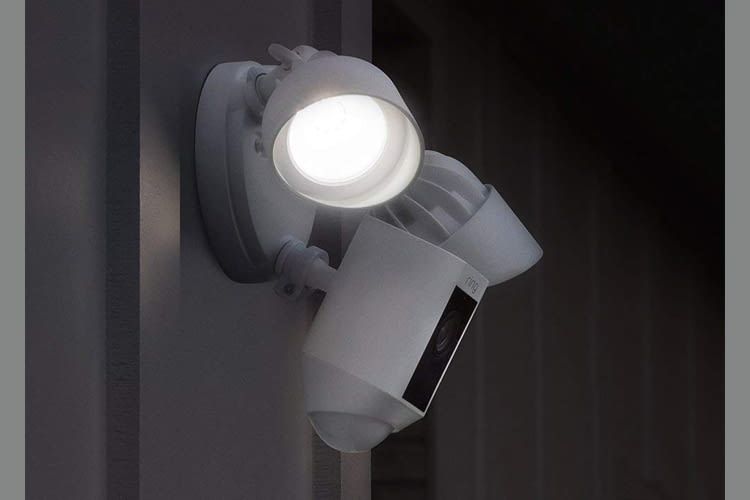 Die beiden Flutlichter strahlen dank 3000 Kelvin Leuchtkraft sehr hell Die beiden Flutlichter strahlen dank 3000 Kelvin Leuchtkraft sehr hell