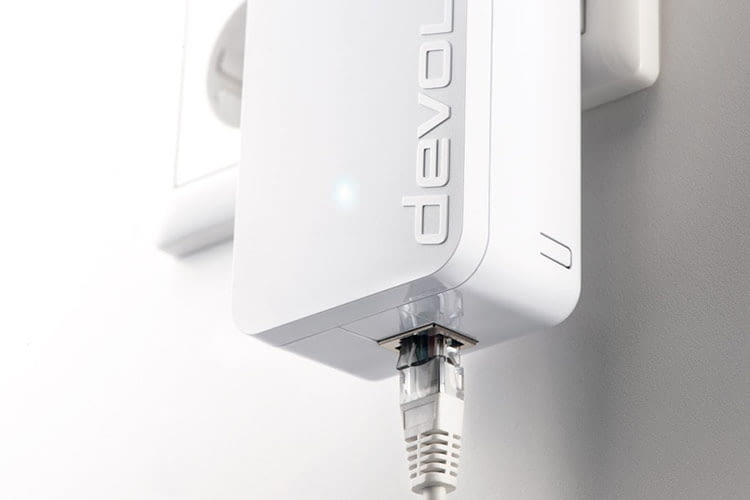 Netzwerkkabel werden an der Unterseite des devolo dLAN 1200+ Powerline Adapters eingesteckt Netzwerkkabel werden an der Unterseite des devolo dLAN 1200+ Powerline Adapters eingesteckt