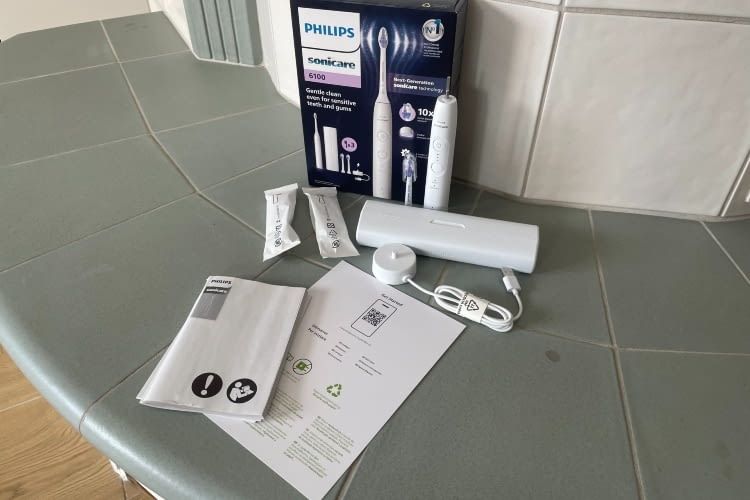 Mit Reisetui, Ladestation und drei Bürsten sind Nutzer gut ausgestattet Mit Reisetui, Ladestation und drei Bürsten sind Nutzer gut ausgestattet