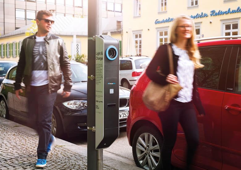 Die Ladestationen an Straßenlaternen sollen E-Mobilität in Städten unterstützen Die Ladestationen an Straßenlaternen sollen E-Mobilität in Städten unterstützen