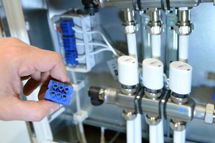 Über das Stromnetz und digitalSTROM Klemmen werden analoge Endgeräte smart gemacht - hier eine Heizung Über das Stromnetz und digitalSTROM Klemmen werden analoge Endgeräte smart gemacht - hier eine Heizung