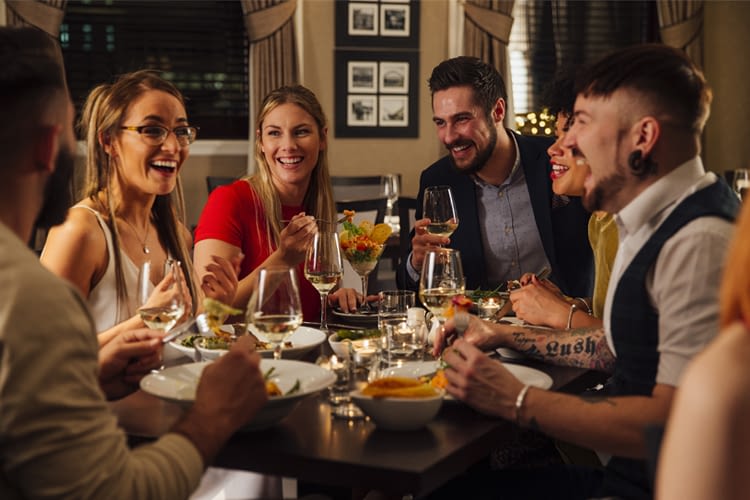 Mit smarten Dimmern lässt sich ein gemütliches Ambiente zaubern Mit smarten Dimmern lässt sich ein gemütliches Ambiente zaubern