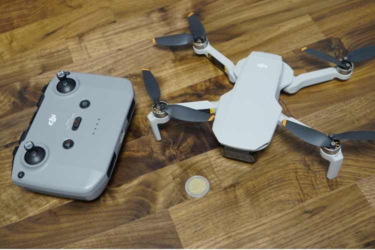 Mit nur 249 Gramm lässt sich die Drohne gänzlich ohne Drohnenführerschein fliegen Mit nur 249 Gramm lässt sich die Drohne gänzlich ohne Drohnenführerschein fliegen