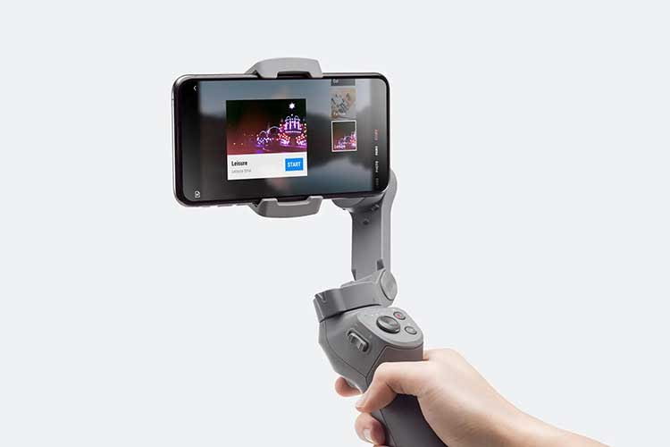 Das Hand-Stativ DJI OSMO MOIBLE 3 lässt sich mit einer Hand bedienen Das Hand-Stativ DJI OSMO MOIBLE 3 lässt sich mit einer Hand bedienen