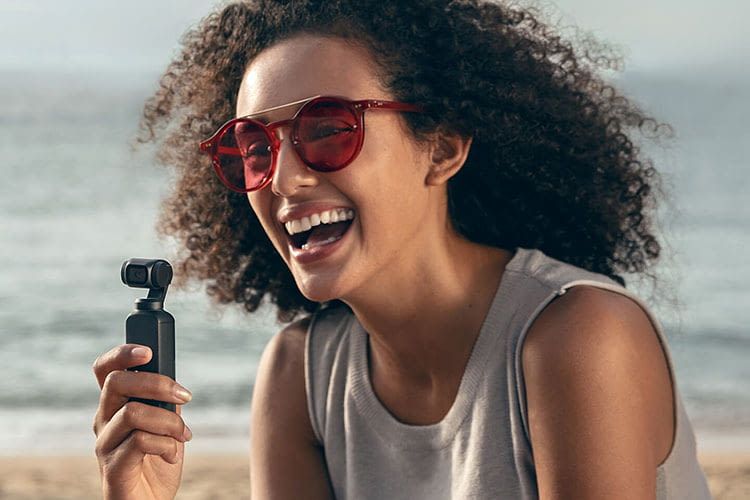 DJI OSMO POCKET ersetzt eine ganze Kamera-Crew und passt in jede Tasche DJI OSMO POCKET ersetzt eine ganze Kamera-Crew und passt in jede Tasche