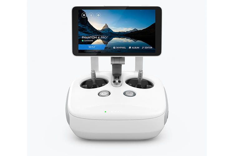 Die Fernbedienung der DJI PHANTOM 4 PRO+ V2.0 Drohne hat ein integriertes Display Die Fernbedienung der DJI PHANTOM 4 PRO+ V2.0 Drohne hat ein integriertes Display