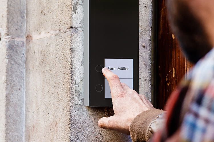 Besitzer einer DoorLine Slim DECT Türsprechanlage können per Smartphone von überall aus Klinglern antworten Besitzer einer DoorLine Slim DECT Türsprechanlage können per Smartphone von überall aus Klinglern antworten