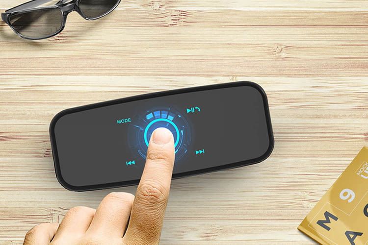 Die Oberfläche der DOSS SoundBox verfügt über ein Touchfeld für die Bedienung des Bluetooth-Lautsprechers Die Oberfläche der DOSS SoundBox verfügt über ein Touchfeld für die Bedienung des Bluetooth-Lautsprechers