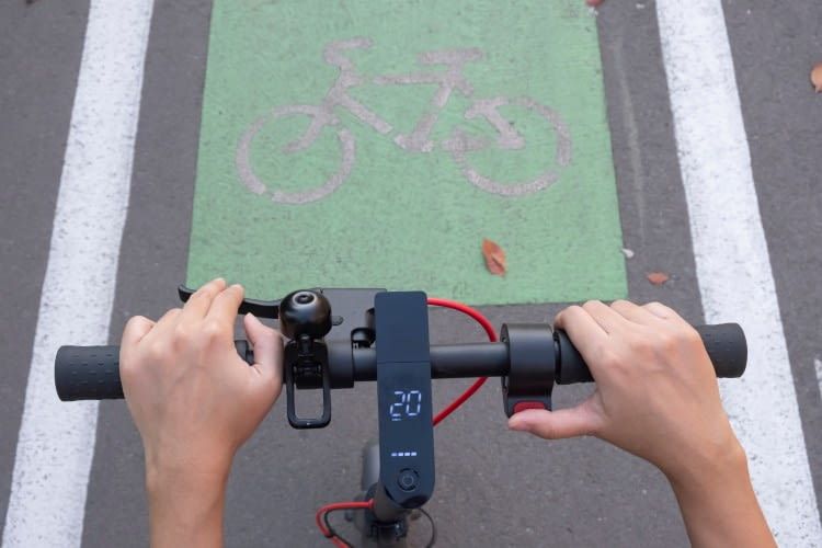 E-Scooter mit Straßenzulassung müssen mindestens über ein duales Bremssystem mit mechanischer und elektrischer Bremse verfügen. E-Scooter mit Straßenzulassung müssen mindestens über ein duales Bremssystem mit mechanischer und elektrischer Bremse verfügen.