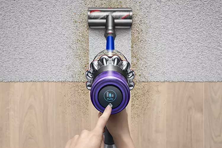 Dyson V11 Absolute verfügt über ein praktisches Display, über das Nutzer z. B. den Akkustand einsehen können Dyson V11 Absolute verfügt über ein praktisches Display, über das Nutzer z. B. den Akkustand einsehen können