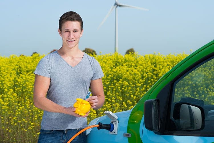 Umwelt schonen und Geld sparen mit privat genutzten E-Dienstwagen Umwelt schonen und Geld sparen mit privat genutzten E-Dienstwagen