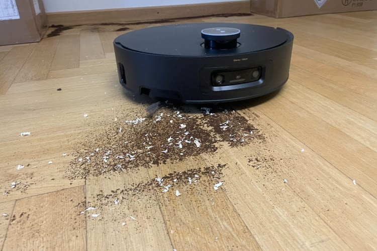 Der Saugroboter konzentriert sich auf die gröberen Verschmutzungen und kam damit zu Beginn auch gut zurecht Der Saugroboter konzentriert sich auf die gröberen Verschmutzungen und kam damit zu Beginn auch gut zurecht